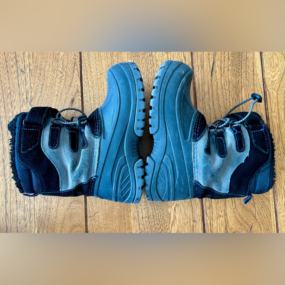 Khombu Kids boots size 13